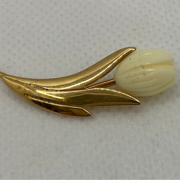 Vtg Avon Hawaiian Pikake Tulip Flower Gold tone Brooch Stick Pin - UNISEX - Picture 6 of 10